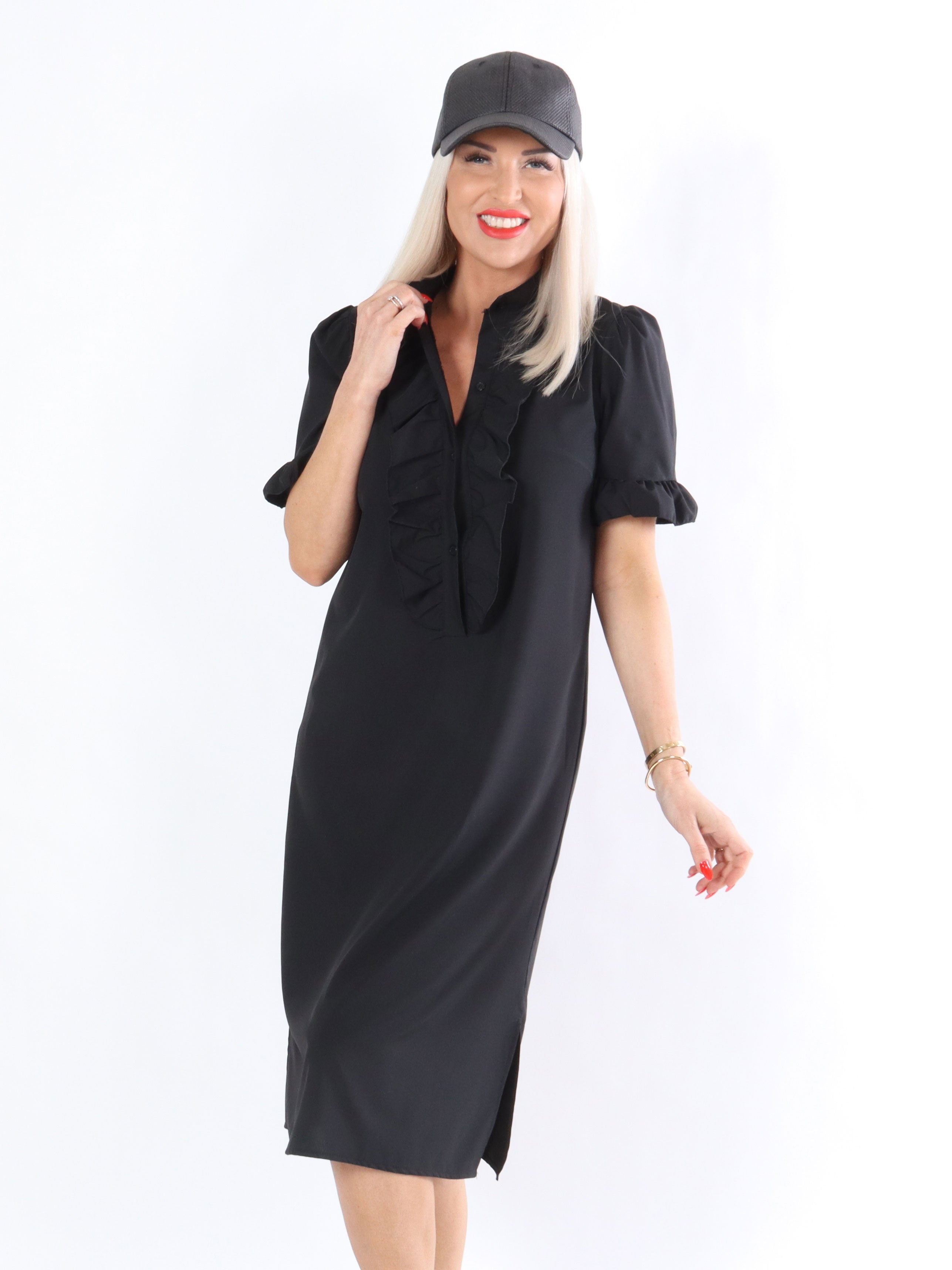 Sigga - Klänning med volanger och puffärmar